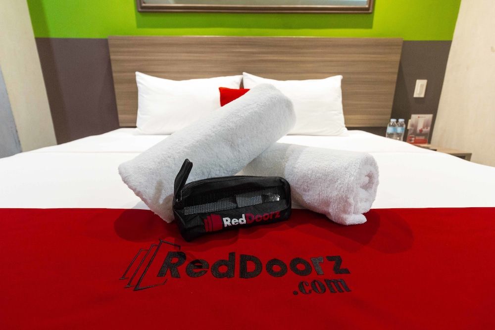 undefined RedDoorz Plus @ Jones Avenue Cebu 9