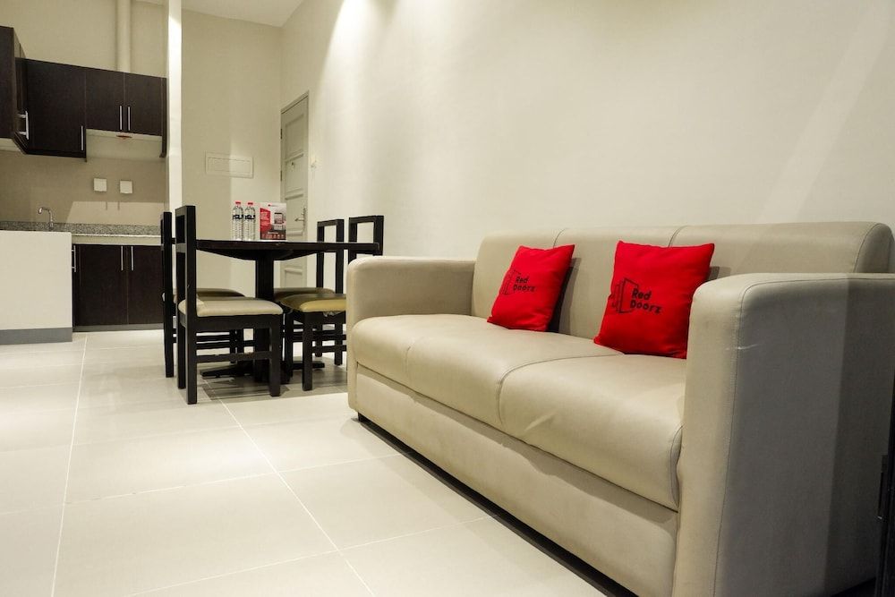 undefined RedDoorz Plus @ La Guardia Lahug 9