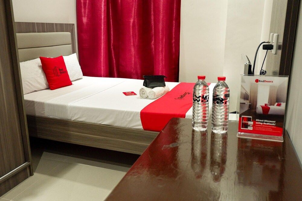 undefined RedDoorz Plus @ La Guardia Lahug 6