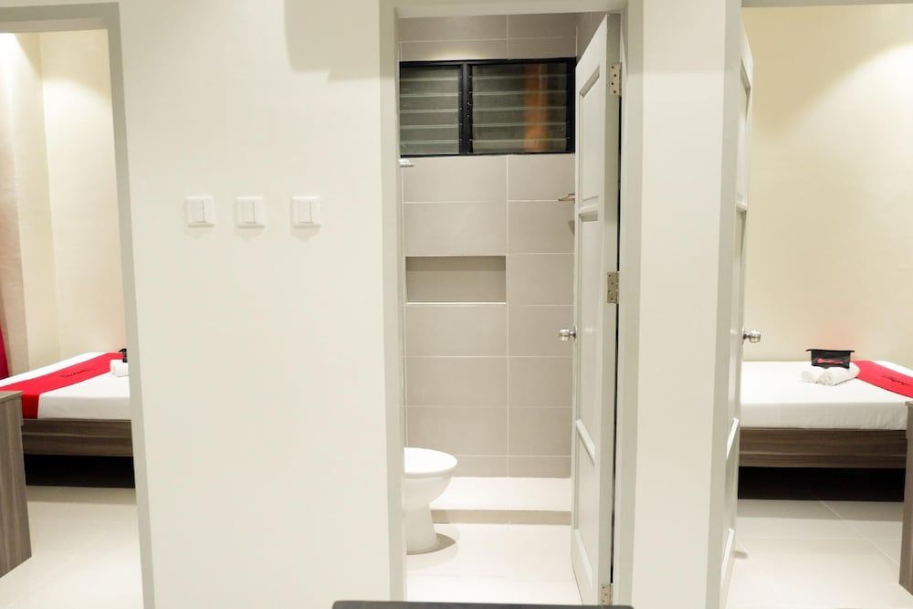 undefined RedDoorz Plus @ La Guardia Lahug 10