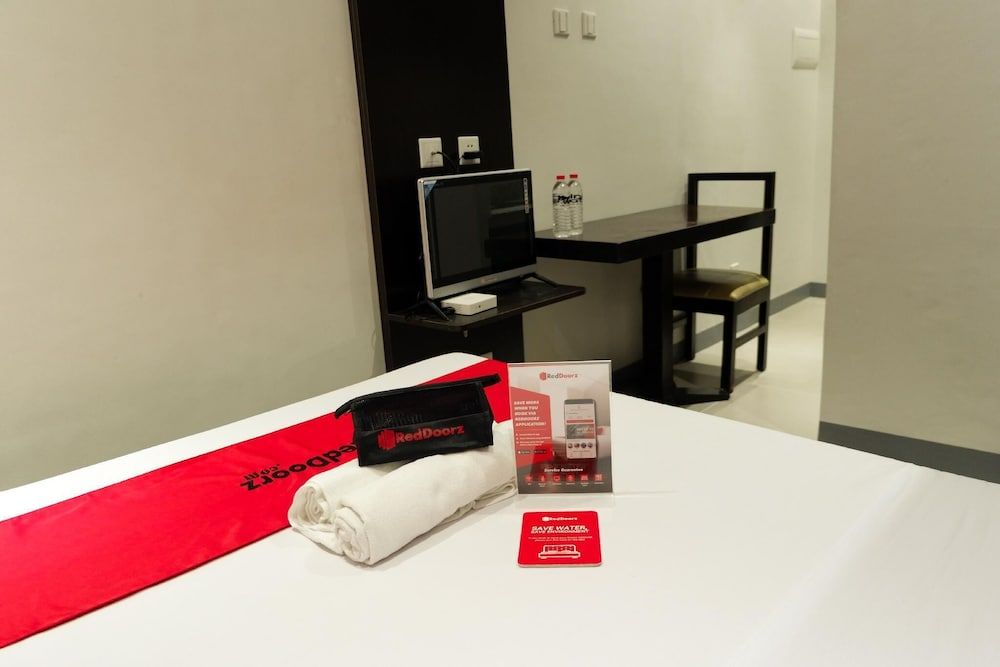 undefined RedDoorz Plus @ La Guardia Lahug 7