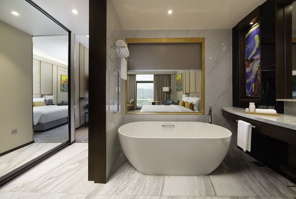 Fili Hotel Cebu Deluxe King Room 6