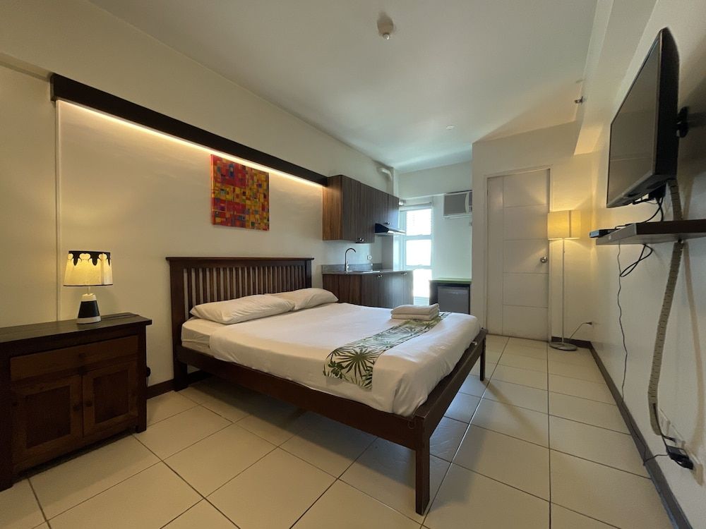 H plus Hotel powered by Cocotel Deluxe Room 3