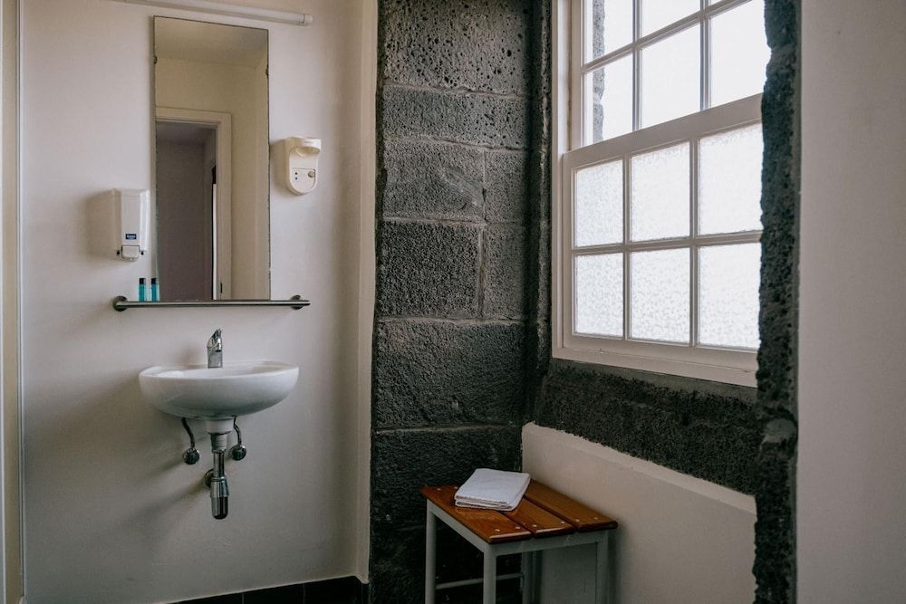 Azores Youth Hostels - Pico Twin Room, Shared Bathroom 5