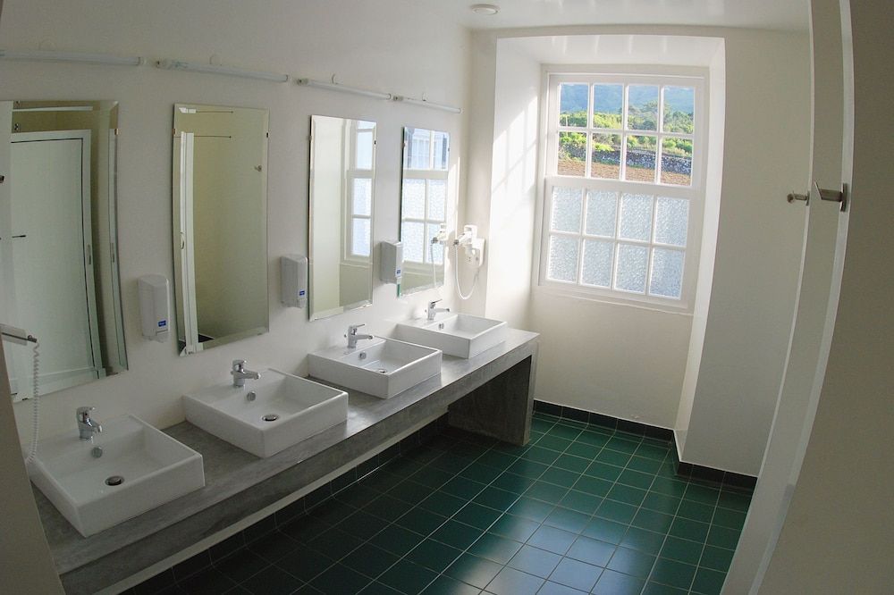 Azores Youth Hostels - Pico Twin Room, Shared Bathroom 4