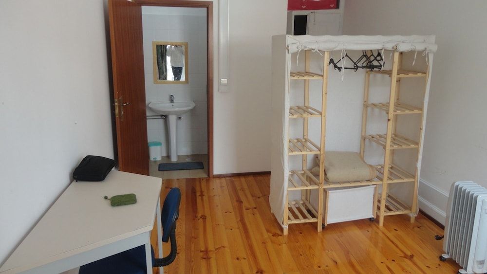 Be Coimbra Hostels Twin Room, Shared Bathroom 2