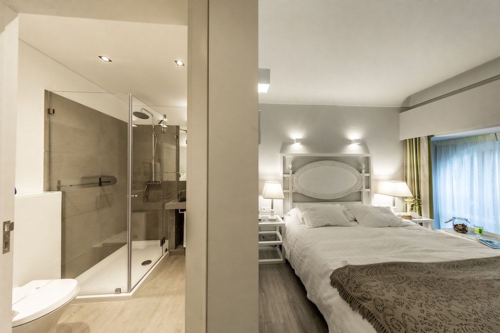 Superior Double Room, 1 Queen Bed, Non Smoking, Private Bathroom