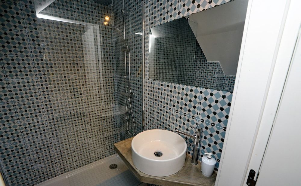 Son of a Beach Hostel Comfort Suite, Private Bathroom 4