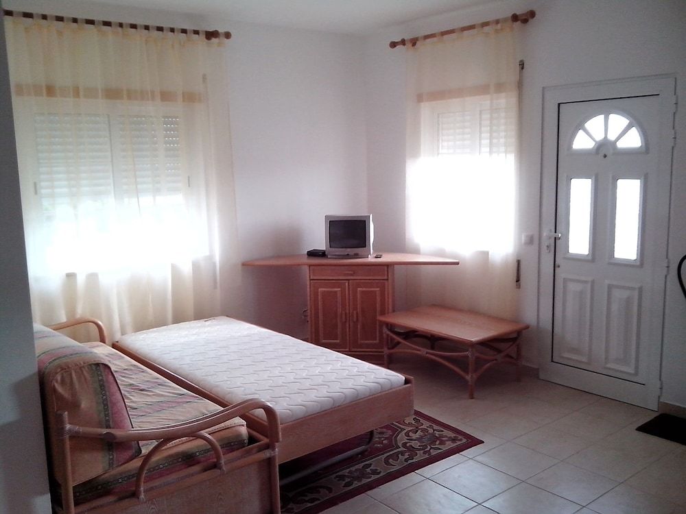 Remarkable 1-bed Apartment in Olhos de Agua Apartment 6