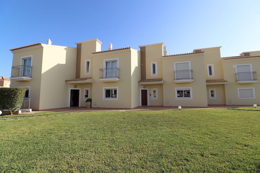 undefined 3-bed Townhouse With Pool in Albufeira Balaia 2