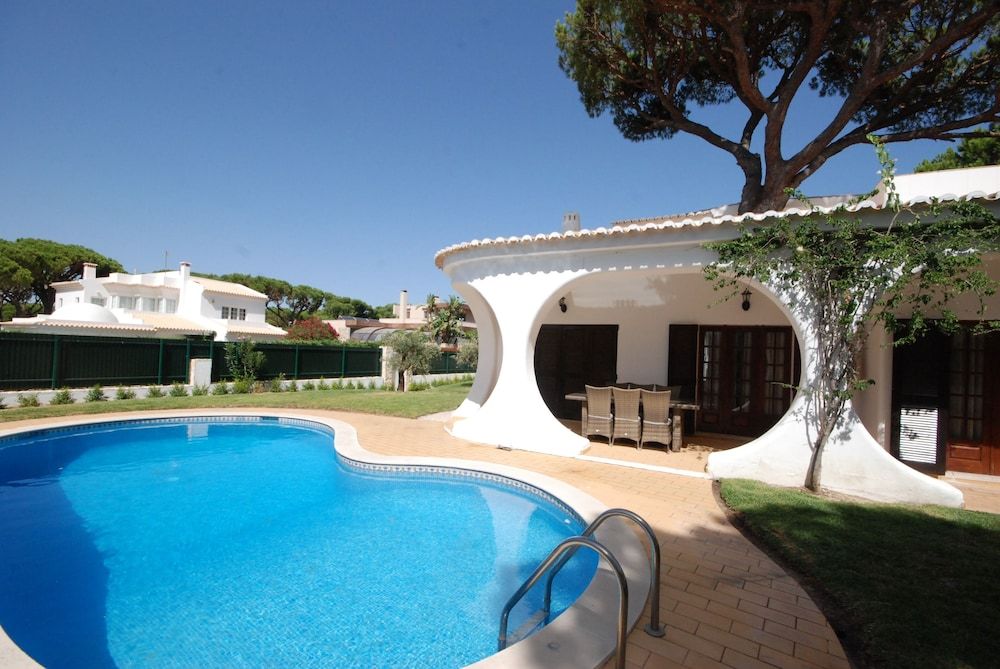 undefined Charming 3-bed Villa With Pool in Olhos de Agua 4