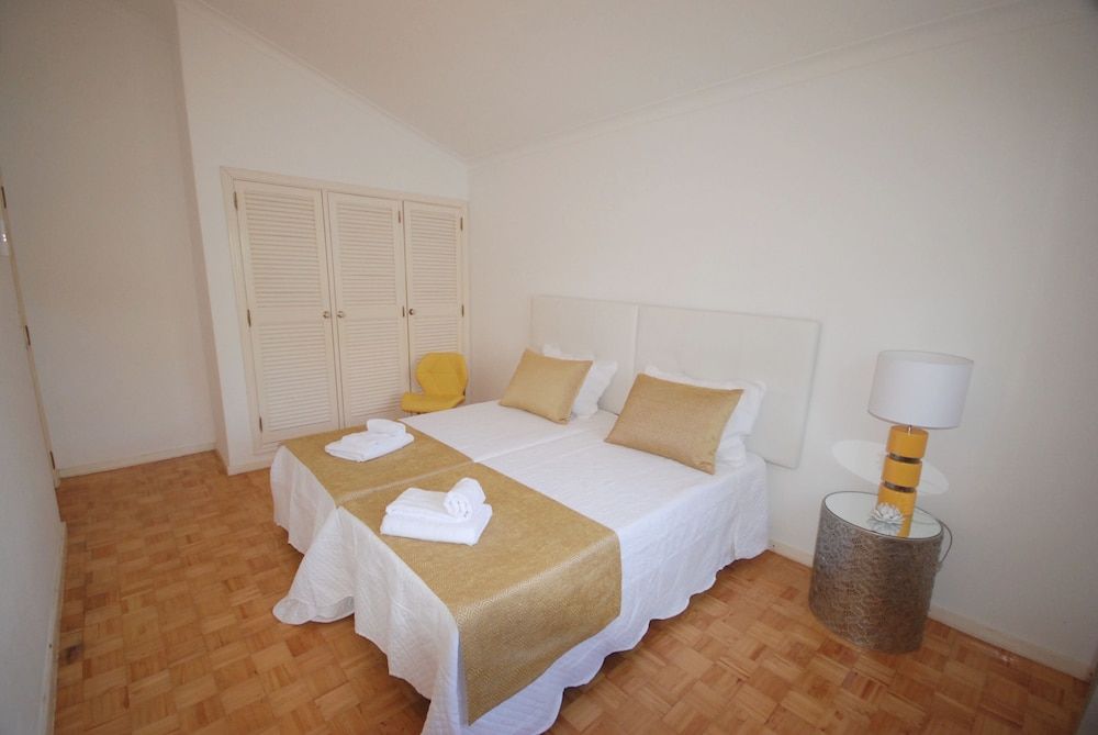 undefined Charming 3-bed Villa With Pool in Olhos de Agua 9