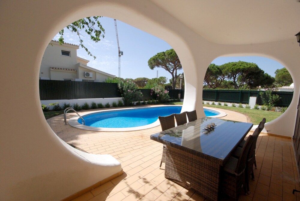 undefined Charming 3-bed Villa With Pool in Olhos de Agua 6