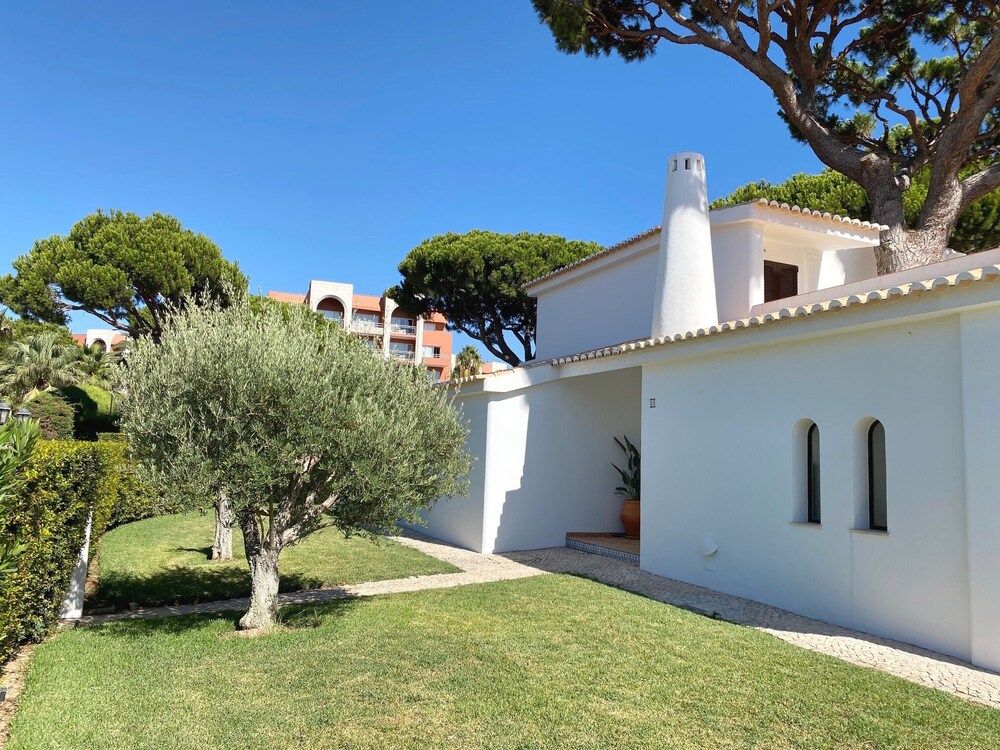 undefined Charming 3-bed Villa With Pool in Olhos de Agua 3