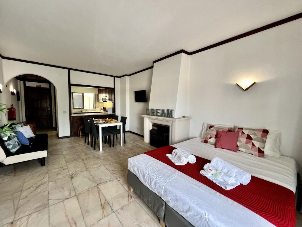 undefined Albufeira Central 3 With Pool by Homing 2