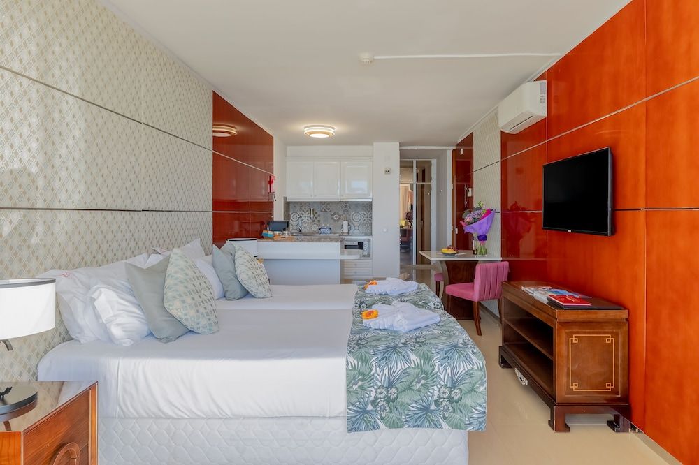 Monicca Collection Suites and Residences Deluxe Junior Suite 2pax 2