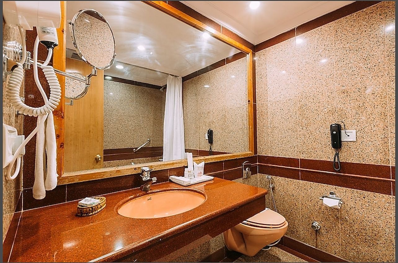  Hotel Willow Banks Shimla Deluxe Room - Mall road facing with Bathtub 7