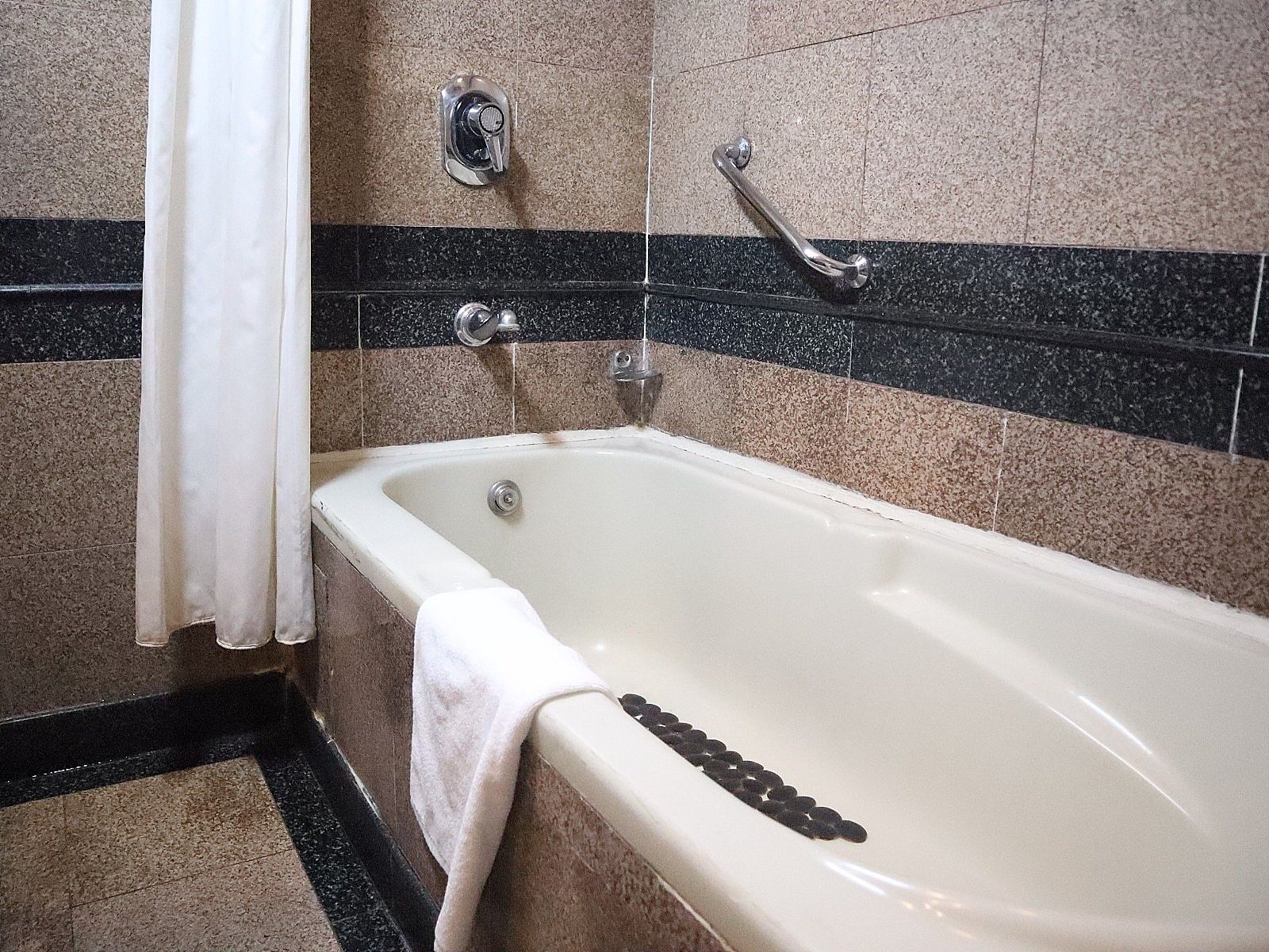  Hotel Willow Banks Shimla Deluxe Room - Mall road facing with Bathtub 8