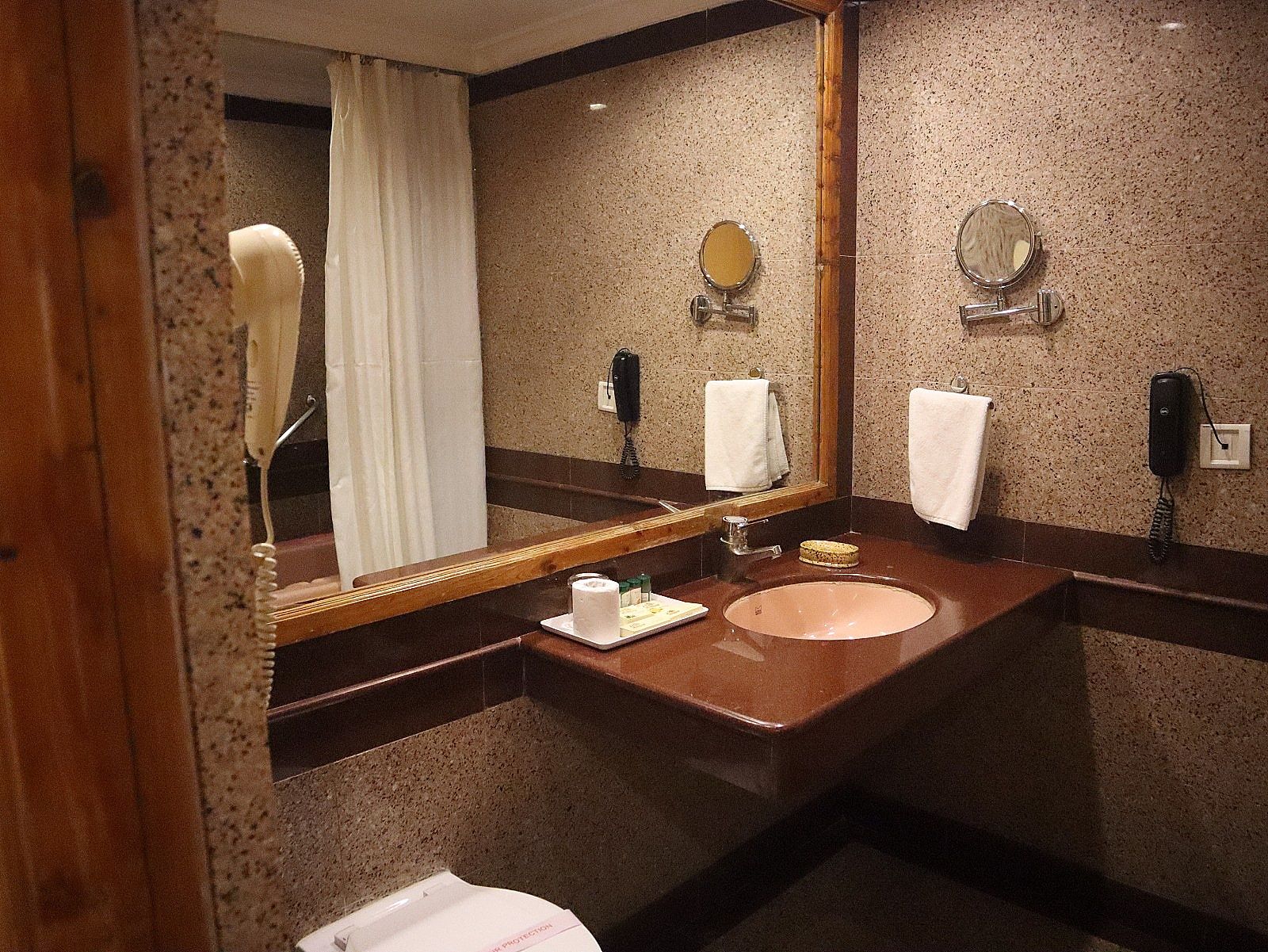  Hotel Willow Banks Shimla Deluxe Room - Mall road facing with Bathtub 6