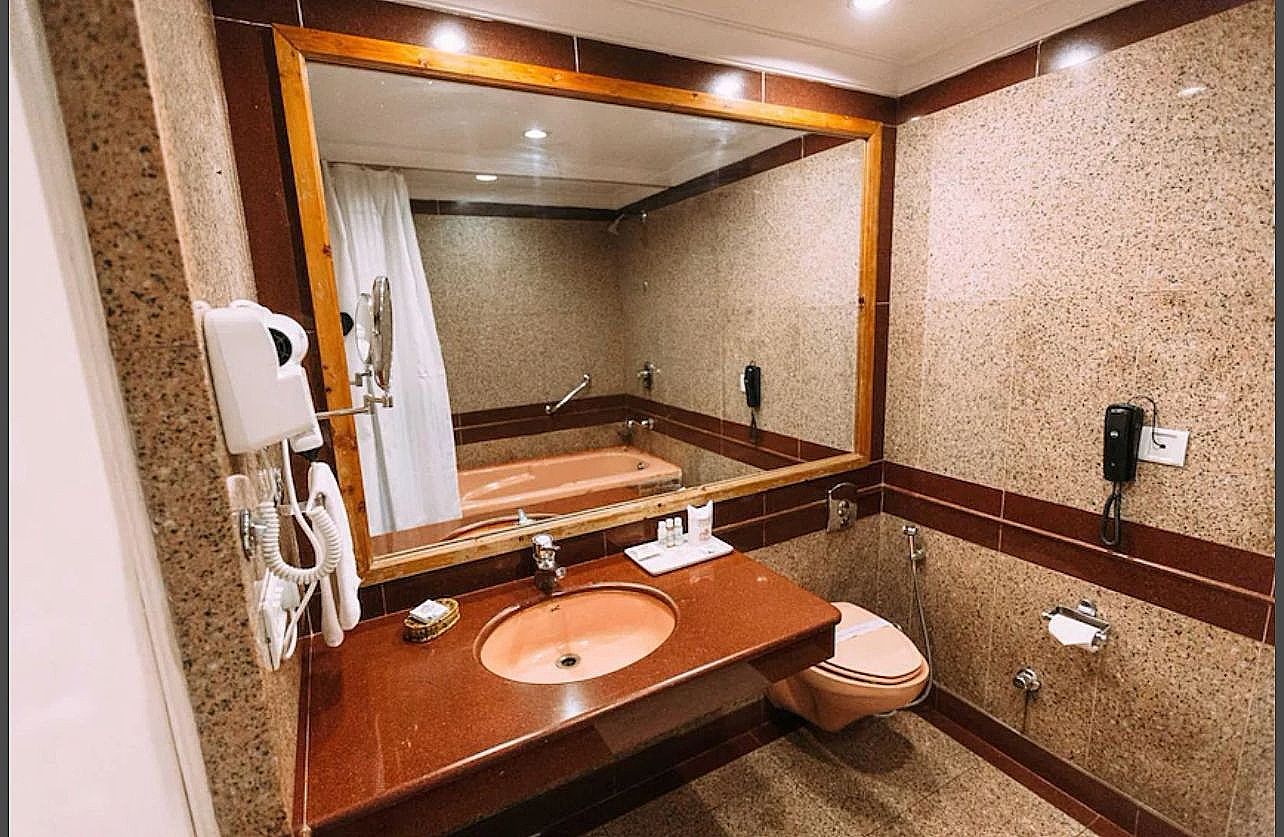  Hotel Willow Banks Shimla Luxury rooms with Balcony (Limited View) and Bathtub 7