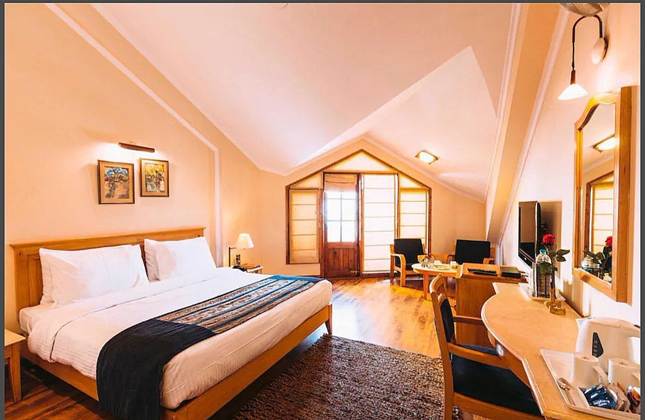 Club Room with Balcony and Bathtub
