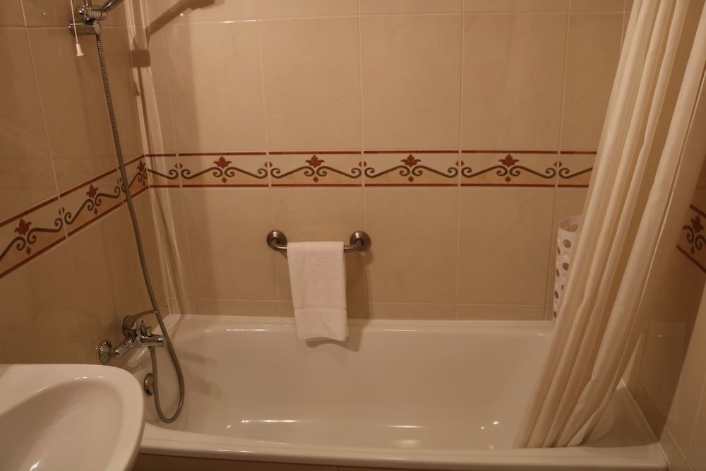 Paço Lafoes Twin Room (1) 10