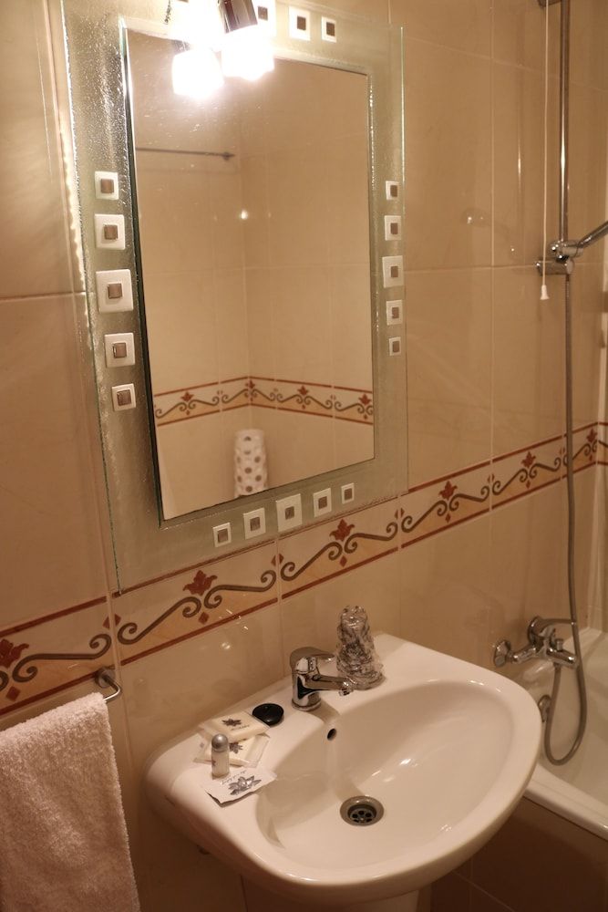 Paço Lafoes Twin Room (2) 8