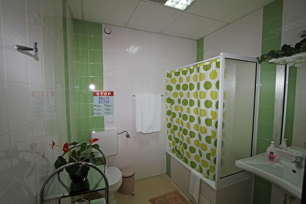 Pensão Praça da Figueira Deluxe Triple Room, Private Bathroom 9