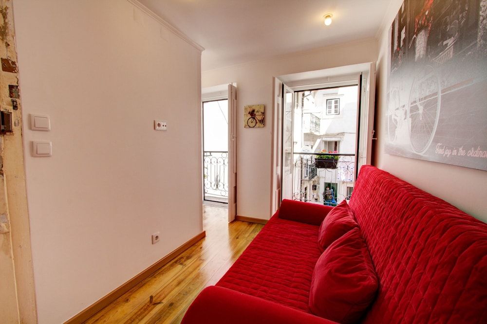 undefined Cozy 1 Bed in the Heart of Alfama w Aircon 9