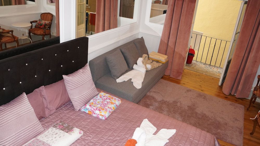 White and Grey Lisbon - Hostel Quadruple Room, Shared Bathroom (5) 5