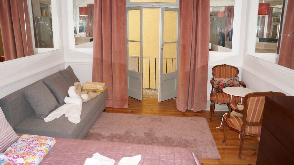 White and Grey Lisbon - Hostel Quadruple Room, Shared Bathroom (5) 6