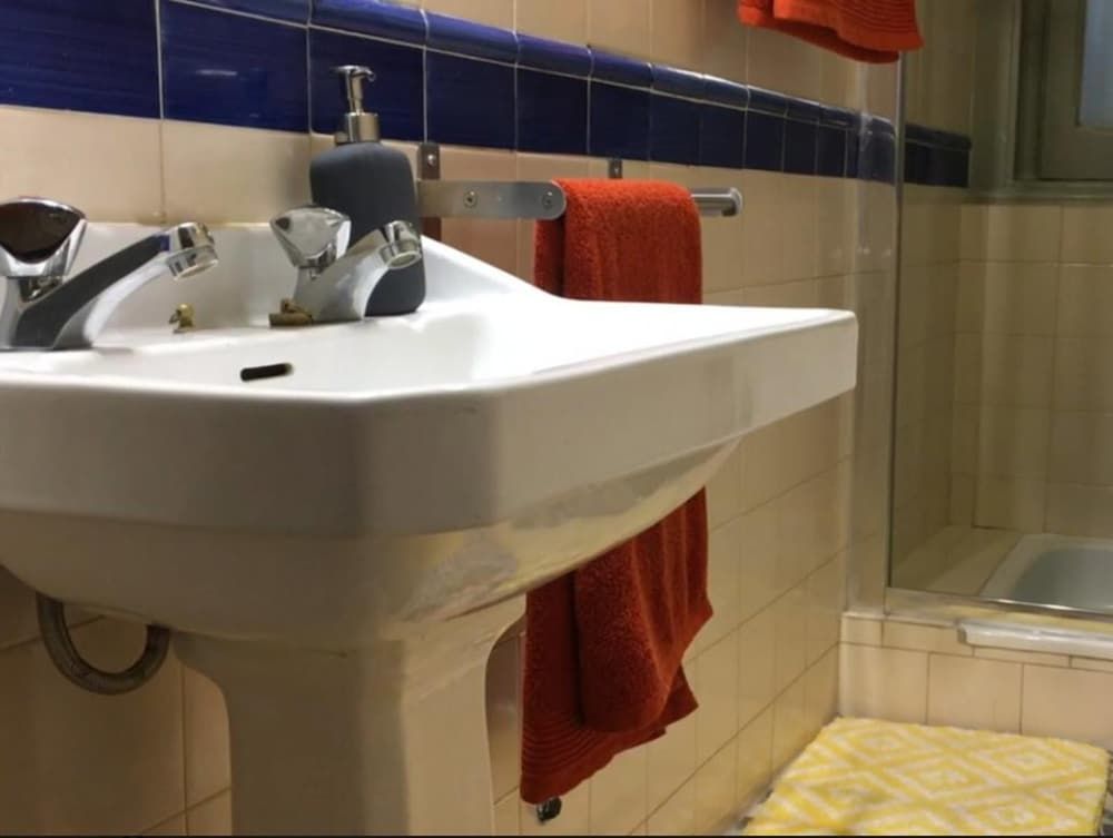 White and Grey Lisbon - Hostel Comfort Twin Room, 1 Bedroom, Smoking, Shared Bathroom 4