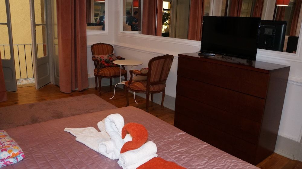 White and Grey Lisbon - Hostel Quadruple Room, Shared Bathroom (5) 7