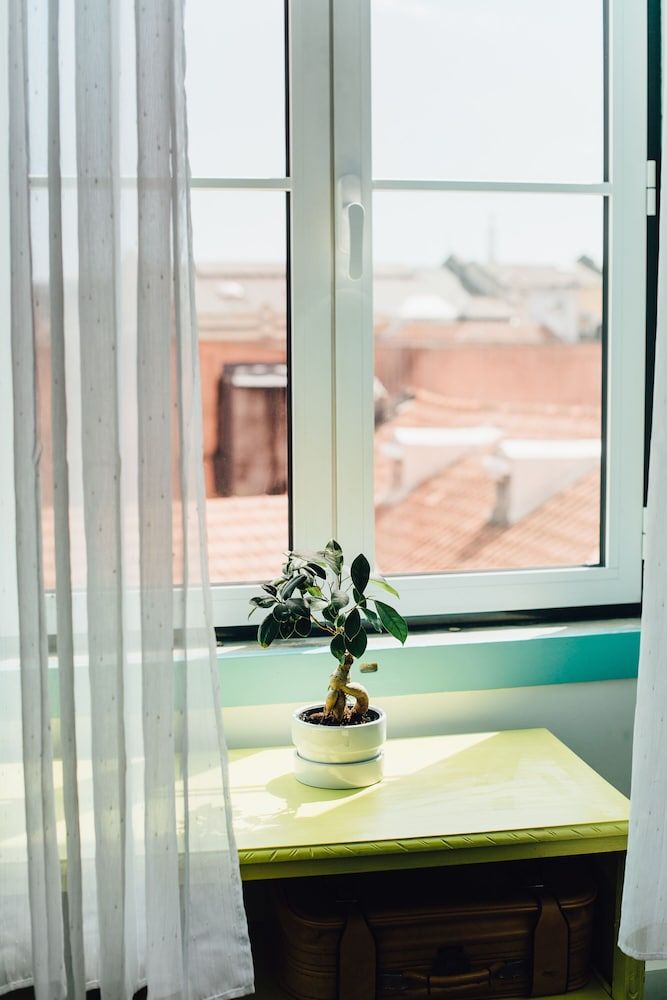 C&O Guest House Lisbon Deluxe Quadruple Room with private toilet 4