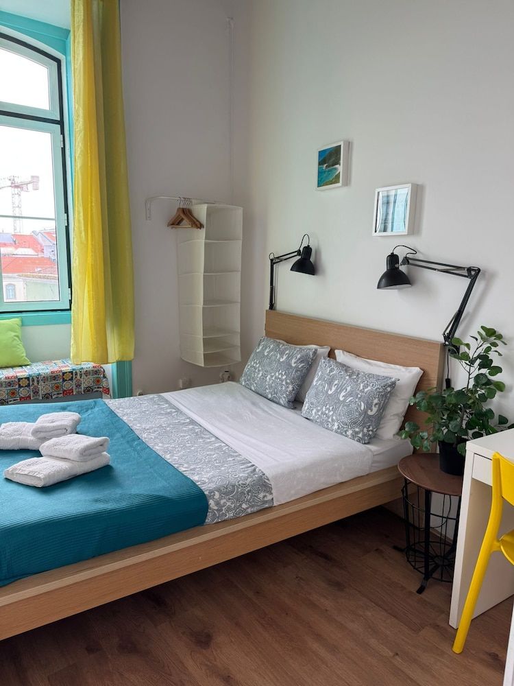 C&O Guest House Lisbon Standard Double Room with shared toilet 15