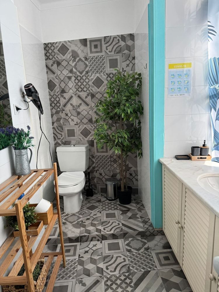 C&O Guest House Lisbon Deluxe Quadruple Room with private toilet 13