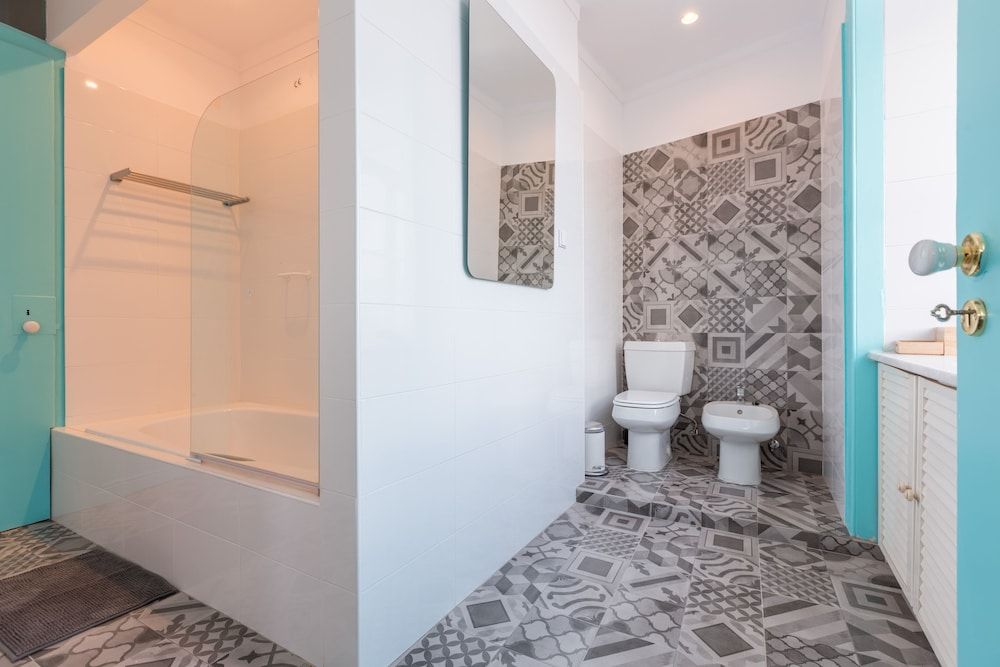 C&O Guest House Lisbon Deluxe Quadruple Room with private toilet 8