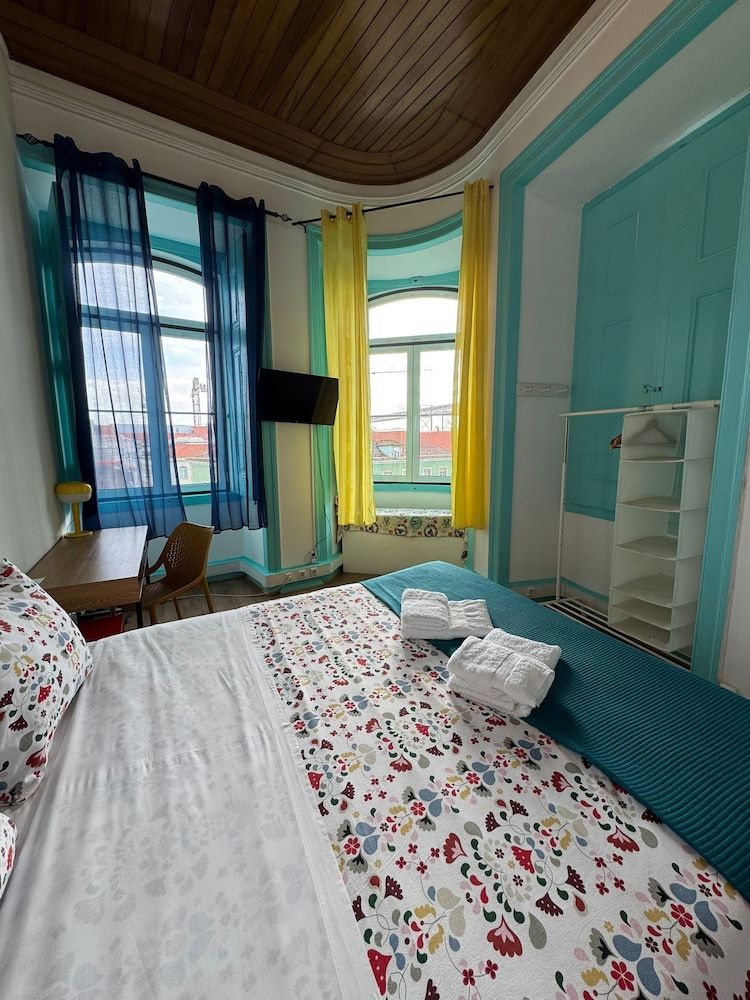 C&O Guest House Lisbon Standard Double Room with shared toilet 14