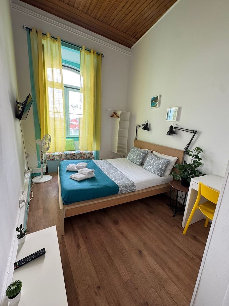 C&O Guest House Lisbon Standard Double Room with shared toilet 13