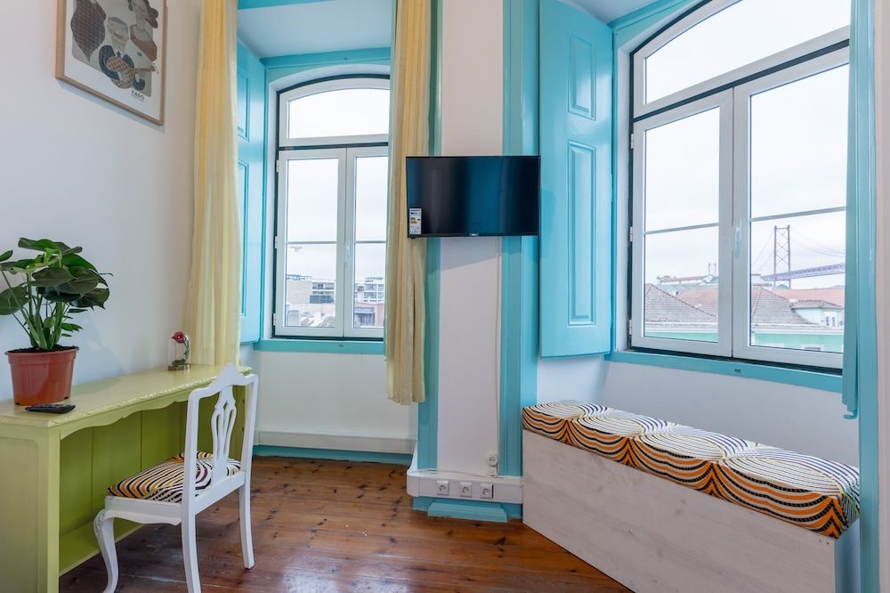 C&O Guest House Lisbon Standard Double Room with shared toilet 18