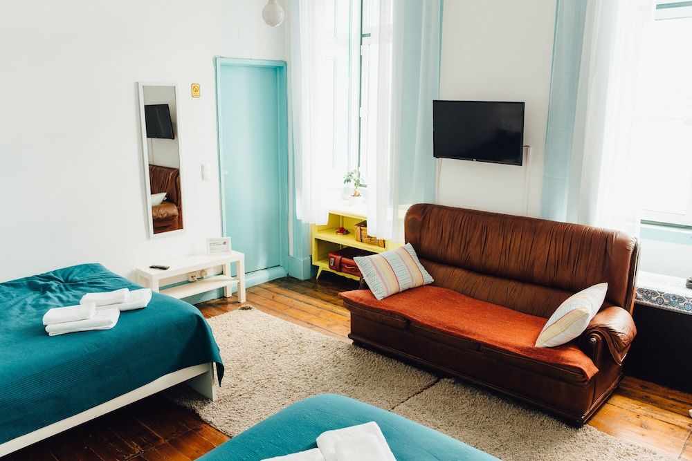 C&O Guest House Lisbon Deluxe Quadruple Room with private toilet 17