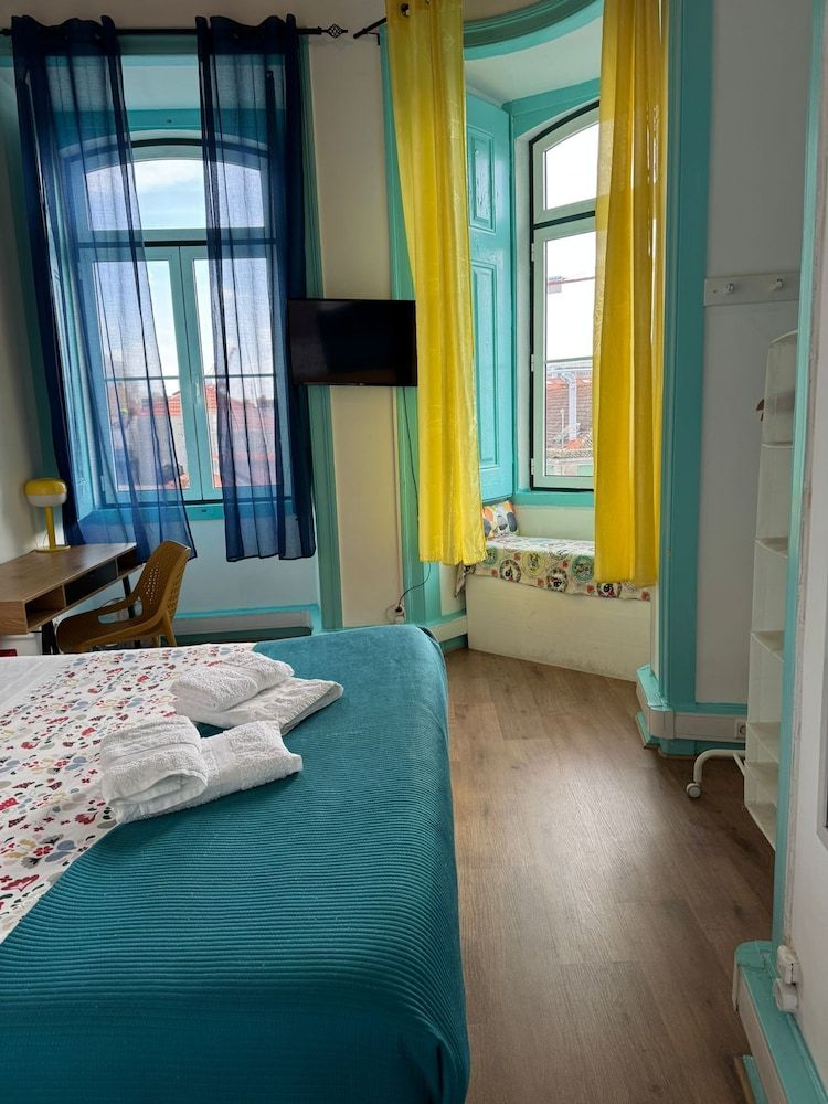 C&O Guest House Lisbon Standard Double Room with shared toilet 11