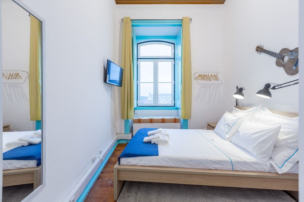 C&O Guest House Lisbon Standard Double Room with shared toilet 2