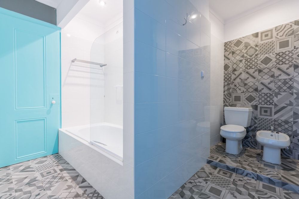 C&O Guest House Lisbon Deluxe Quadruple Room with private toilet 7