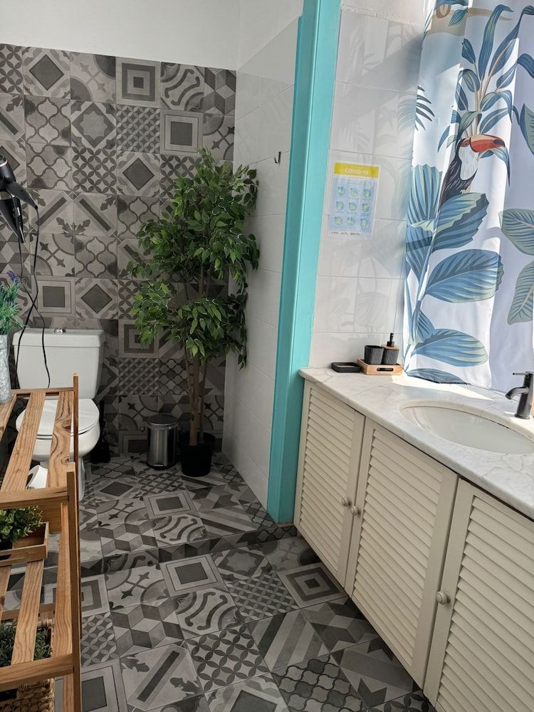 C&O Guest House Lisbon Deluxe Quadruple Room with private toilet 12