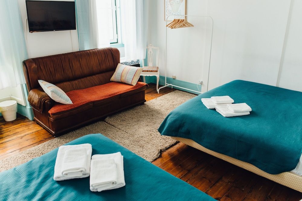 C&O Guest House Lisbon Deluxe Quadruple Room with private toilet 2