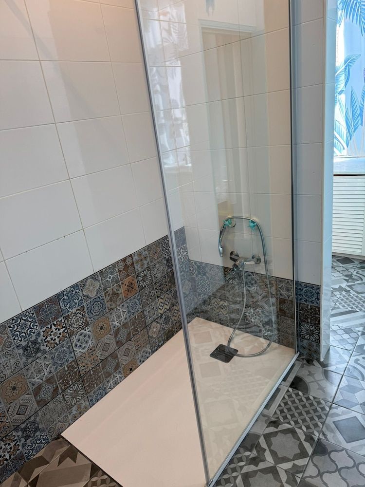 C&O Guest House Lisbon Deluxe Quadruple Room with private toilet 11