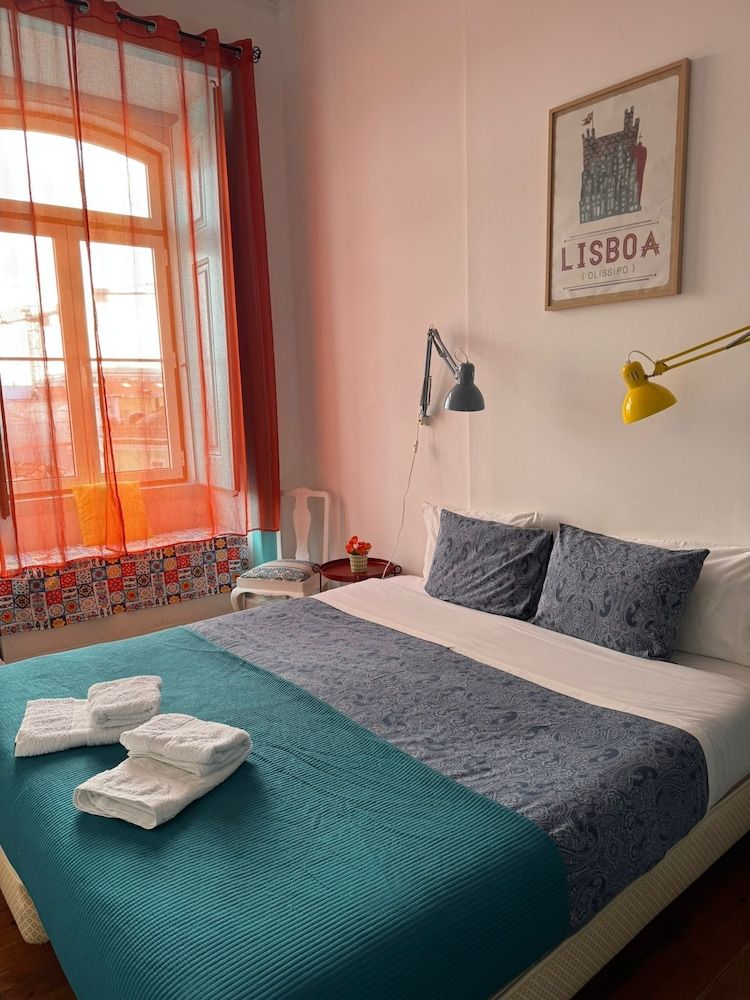 C&O Guest House Lisbon Standard Double Room with shared toilet 10