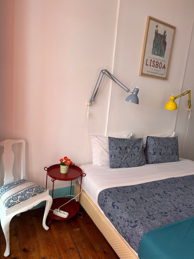 C&O Guest House Lisbon Standard Double Room with shared toilet 9