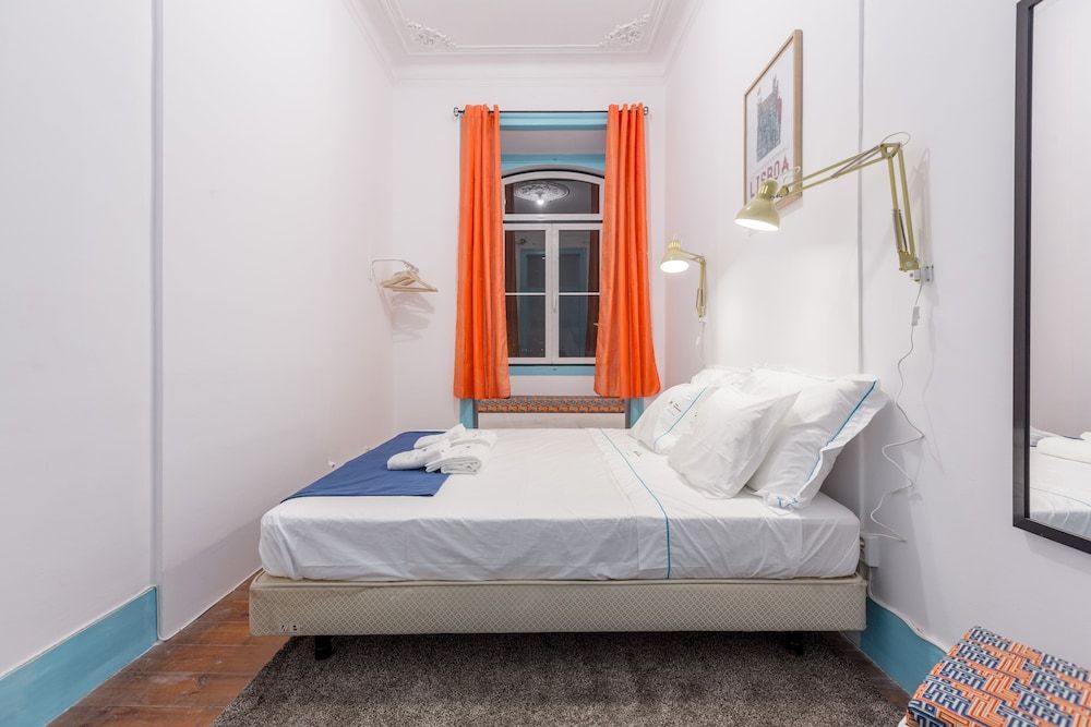 C&O Guest House Lisbon Standard Double Room with shared toilet 5